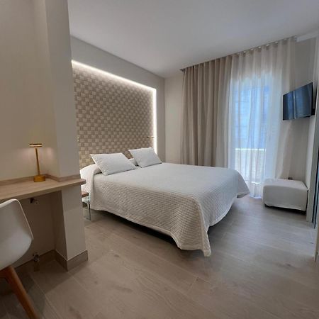 Hotel Restaurant Llansola ซันต์การ์เลสเดลาราปีตา ภายนอก รูปภาพ