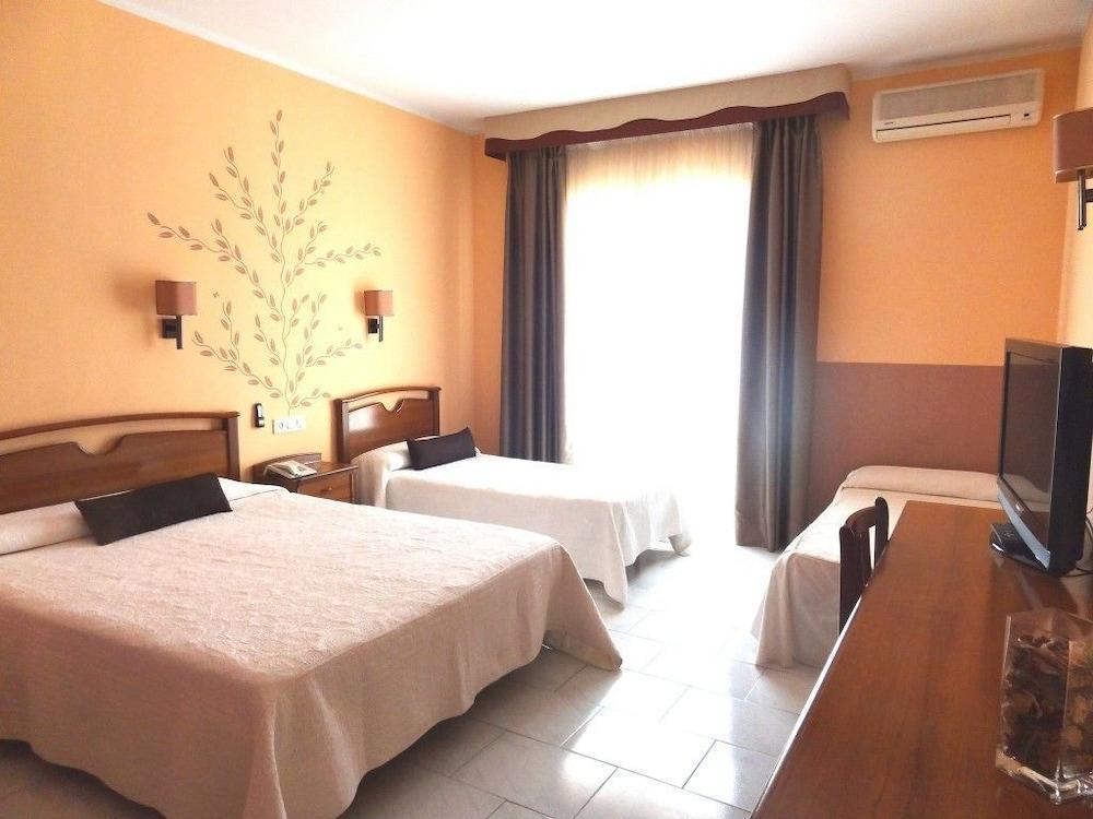Hotel Restaurant Llansola ซันต์การ์เลสเดลาราปีตา ภายนอก รูปภาพ
