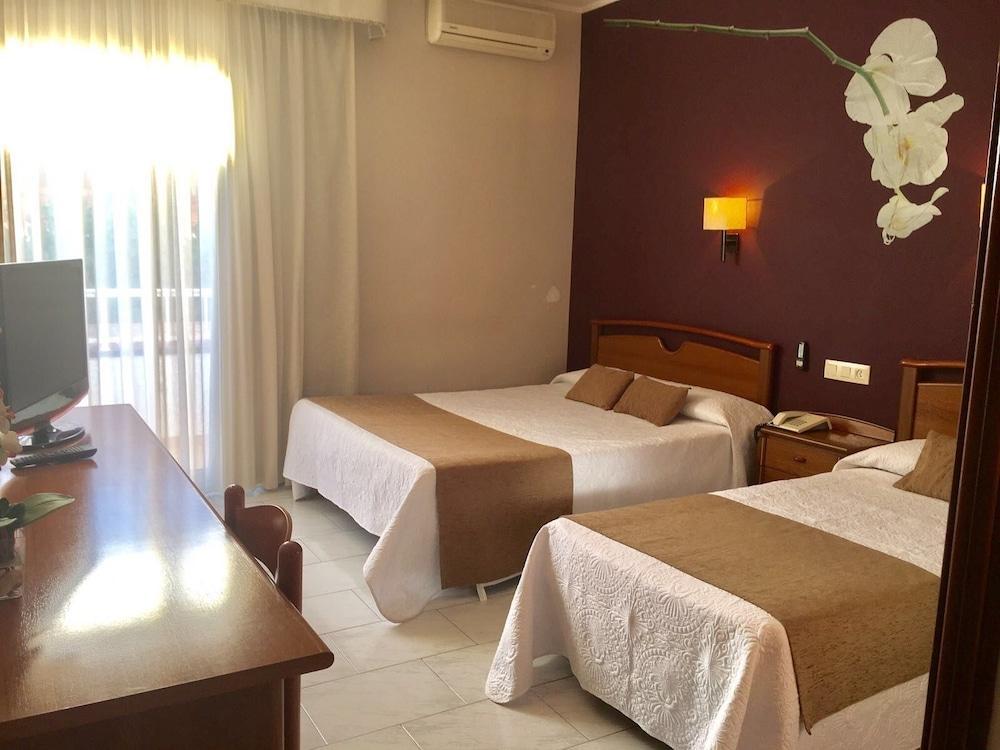 Hotel Restaurant Llansola ซันต์การ์เลสเดลาราปีตา ภายนอก รูปภาพ