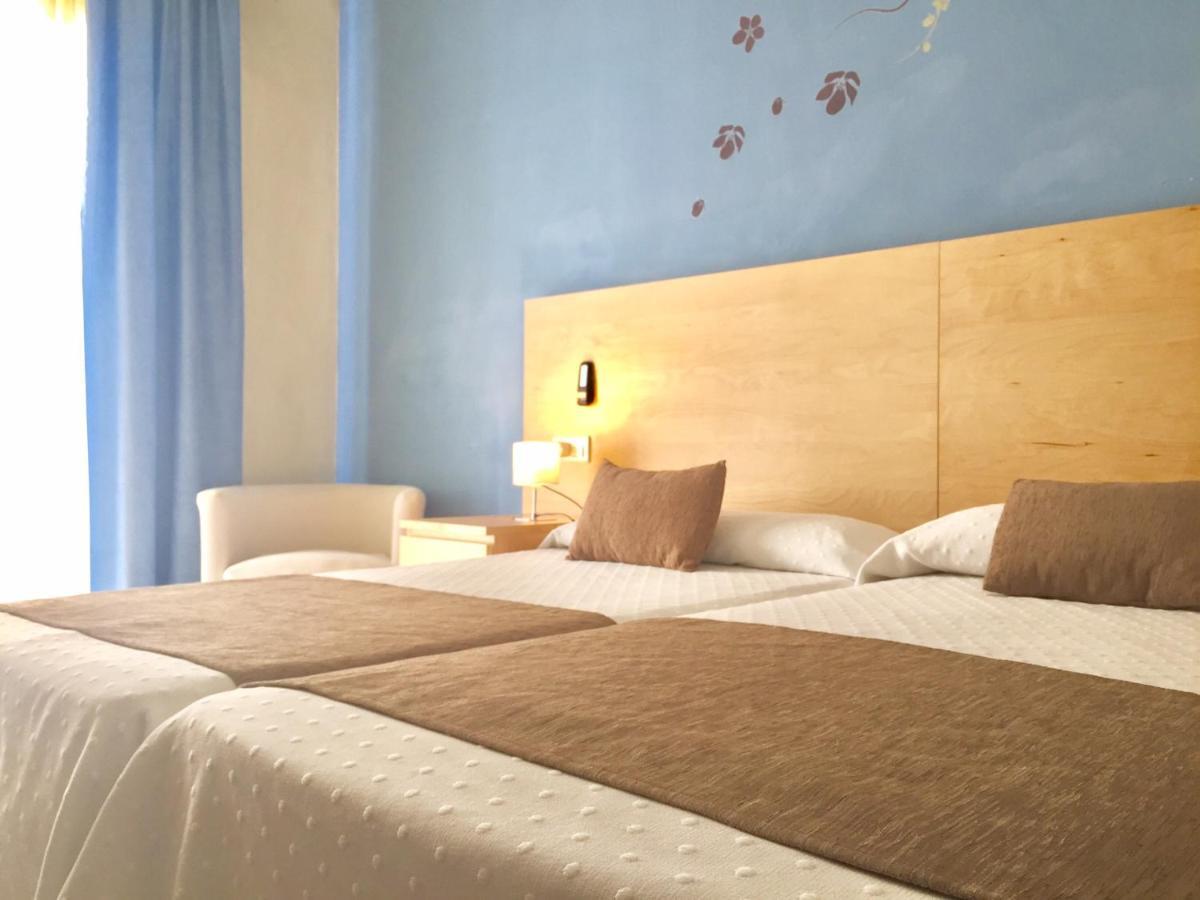 Hotel Restaurant Llansola ซันต์การ์เลสเดลาราปีตา ภายนอก รูปภาพ