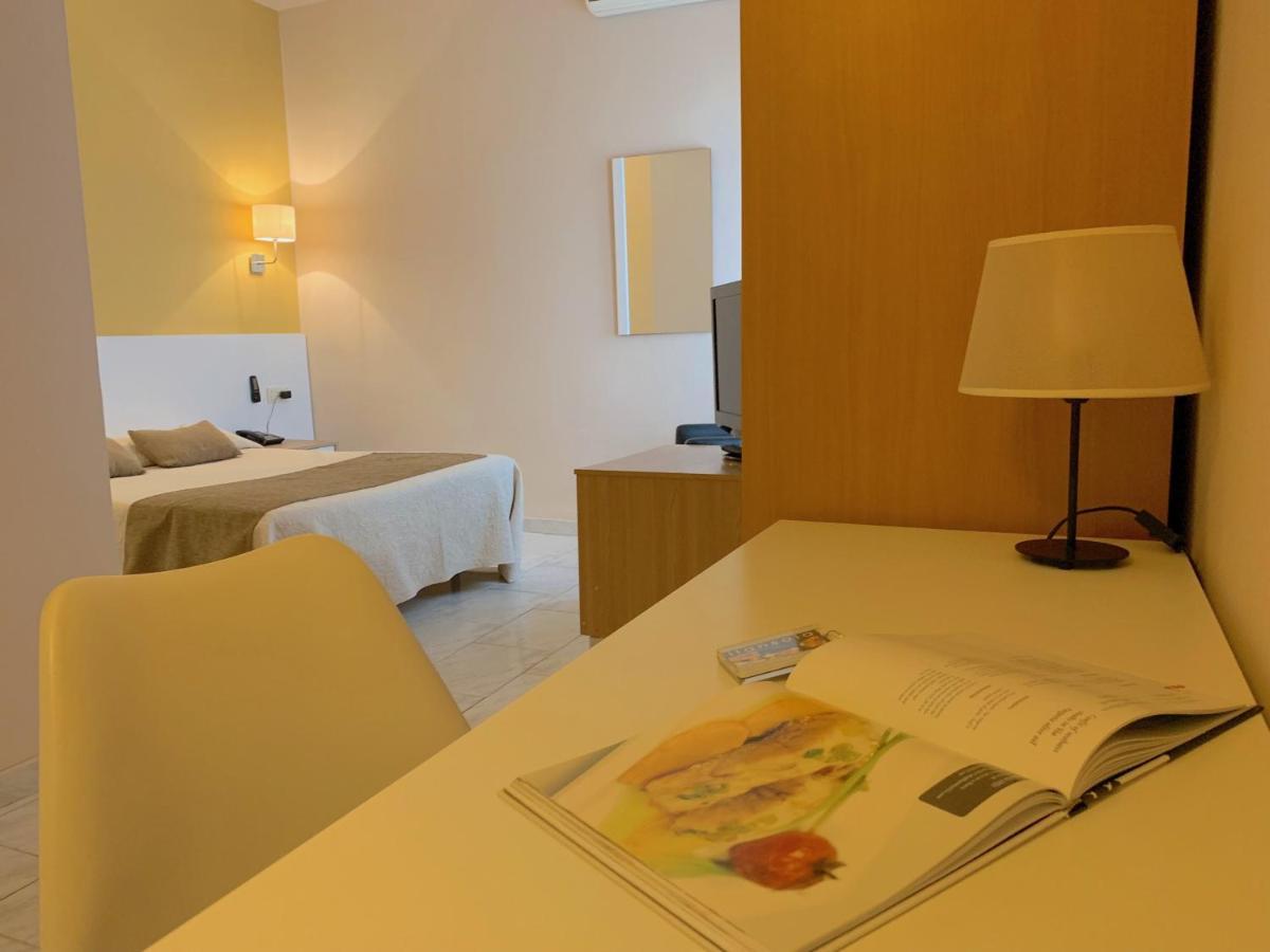 Hotel Restaurant Llansola ซันต์การ์เลสเดลาราปีตา ภายนอก รูปภาพ