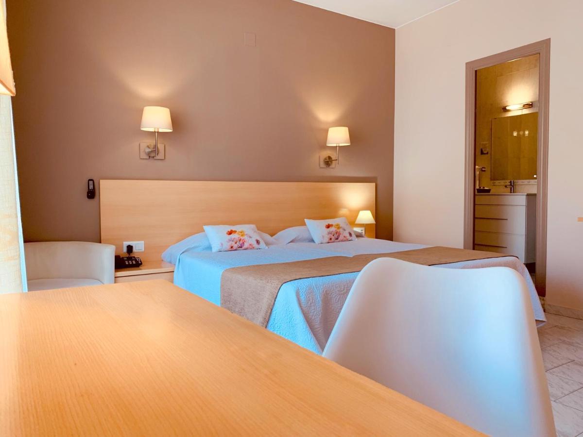 Hotel Restaurant Llansola ซันต์การ์เลสเดลาราปีตา ภายนอก รูปภาพ