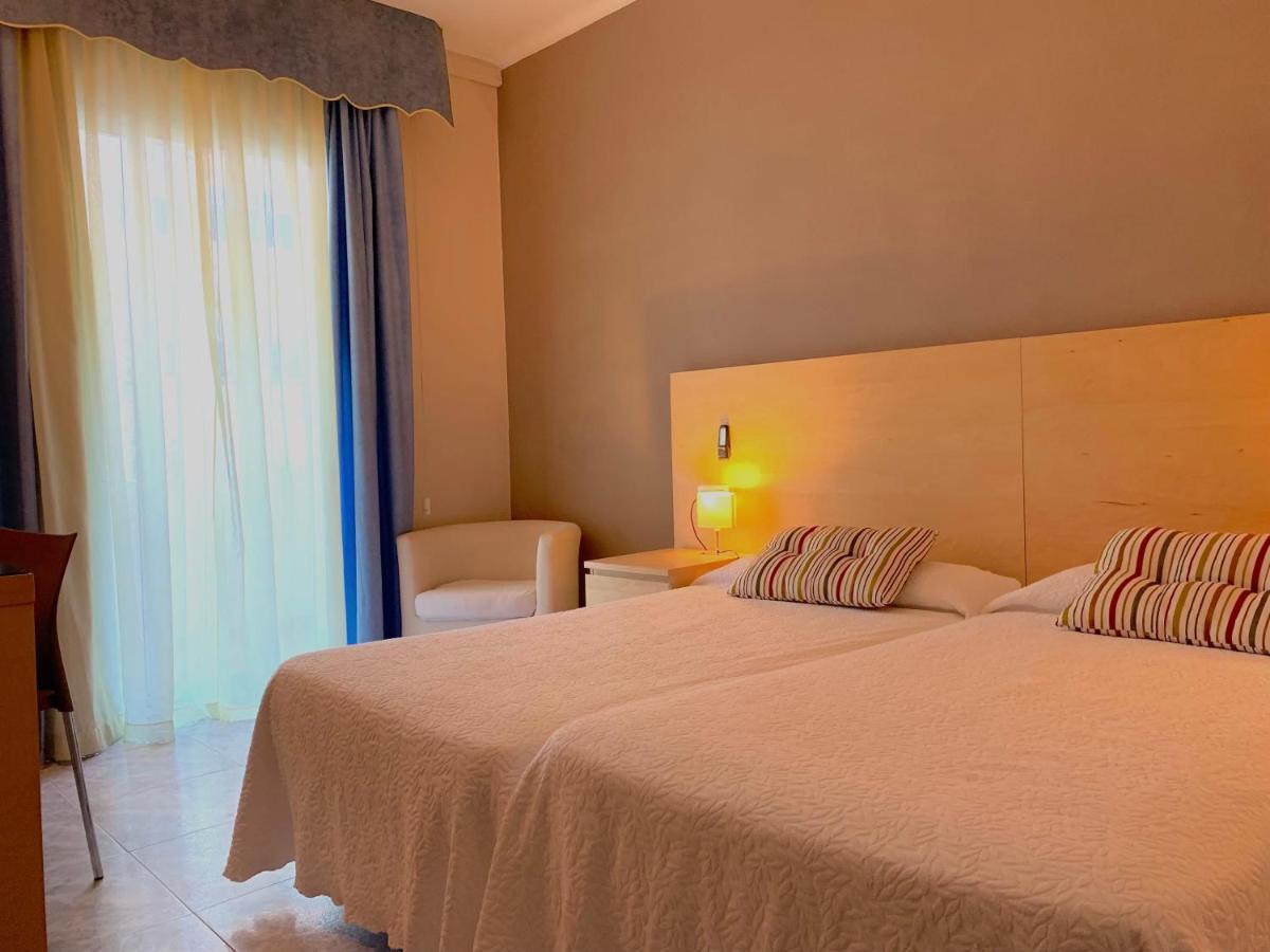 Hotel Restaurant Llansola ซันต์การ์เลสเดลาราปีตา ภายนอก รูปภาพ