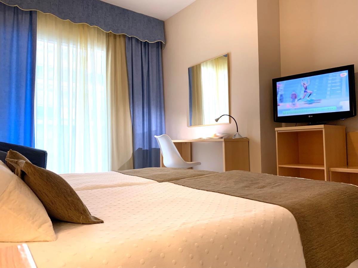 Hotel Restaurant Llansola ซันต์การ์เลสเดลาราปีตา ภายนอก รูปภาพ