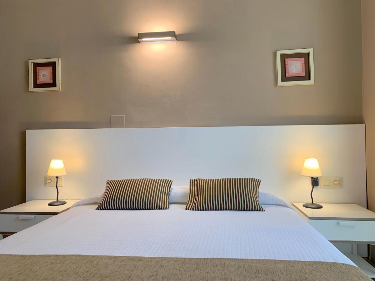 Hotel Restaurant Llansola ซันต์การ์เลสเดลาราปีตา ภายนอก รูปภาพ