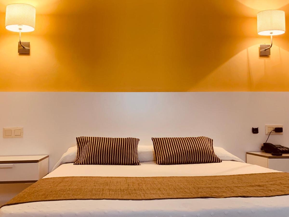 Hotel Restaurant Llansola ซันต์การ์เลสเดลาราปีตา ภายนอก รูปภาพ