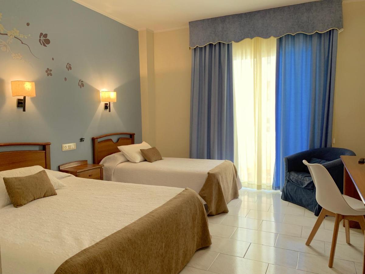 Hotel Restaurant Llansola ซันต์การ์เลสเดลาราปีตา ภายนอก รูปภาพ