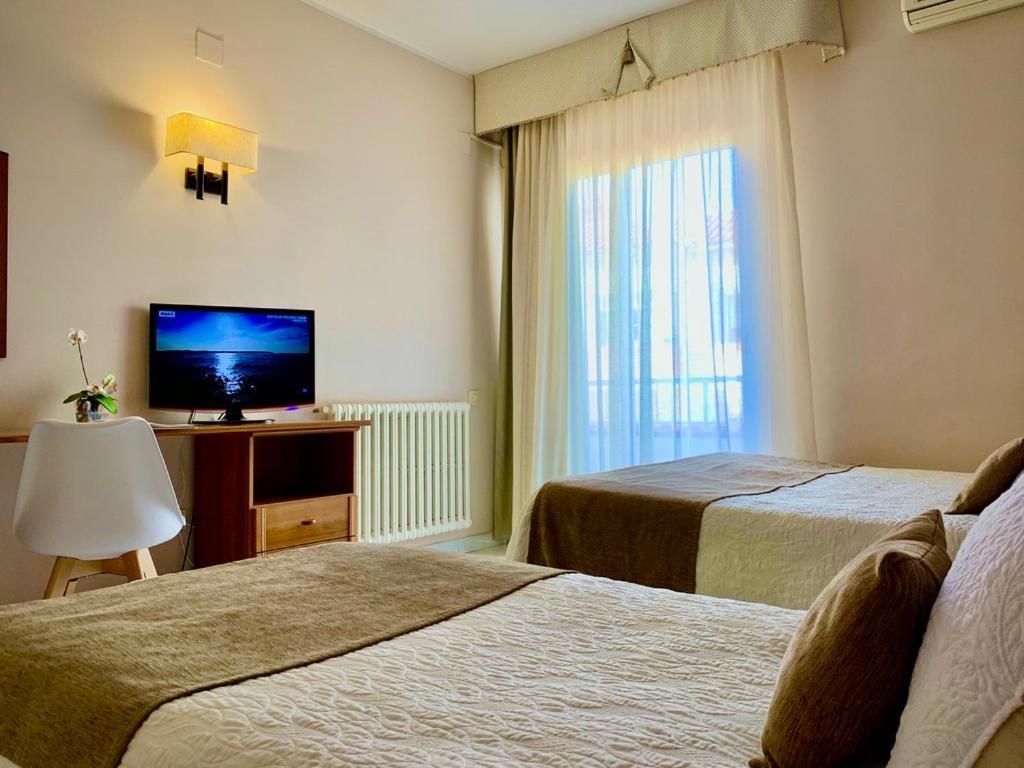 Hotel Restaurant Llansola ซันต์การ์เลสเดลาราปีตา ภายนอก รูปภาพ