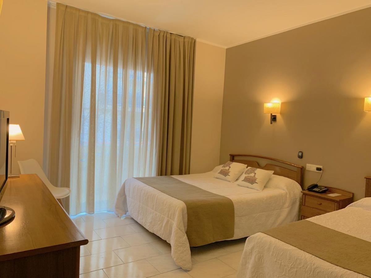 Hotel Restaurant Llansola ซันต์การ์เลสเดลาราปีตา ภายนอก รูปภาพ