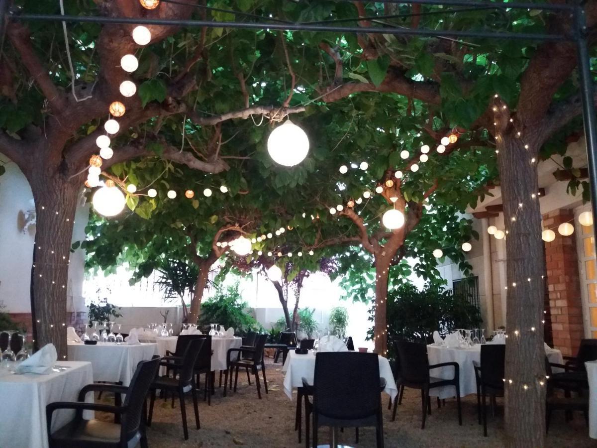 Hotel Restaurant Llansola ซันต์การ์เลสเดลาราปีตา ภายนอก รูปภาพ