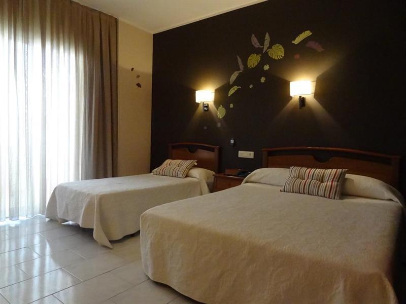 Hotel Restaurant Llansola ซันต์การ์เลสเดลาราปีตา ภายนอก รูปภาพ