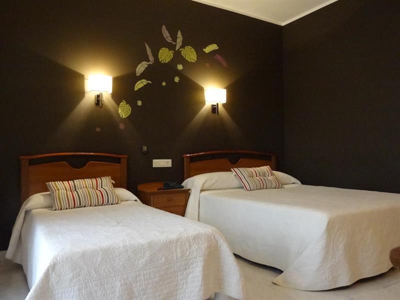 Hotel Restaurant Llansola ซันต์การ์เลสเดลาราปีตา ภายนอก รูปภาพ