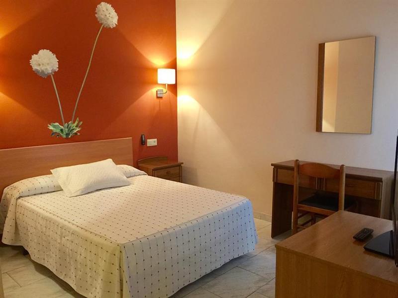 Hotel Restaurant Llansola ซันต์การ์เลสเดลาราปีตา ภายนอก รูปภาพ