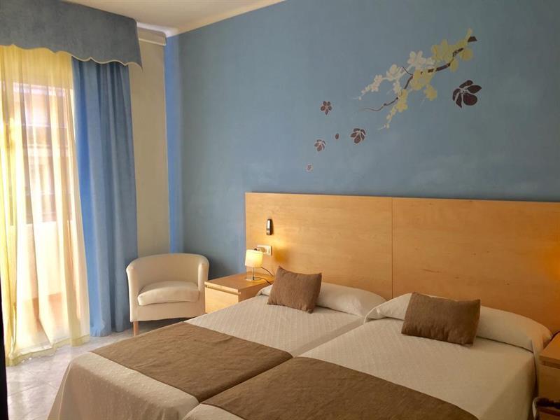 Hotel Restaurant Llansola ซันต์การ์เลสเดลาราปีตา ภายนอก รูปภาพ