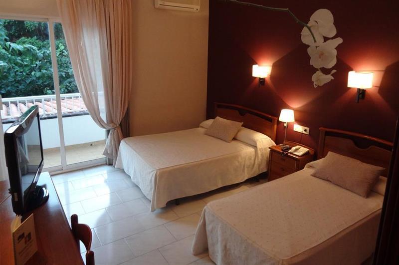 Hotel Restaurant Llansola ซันต์การ์เลสเดลาราปีตา ภายนอก รูปภาพ